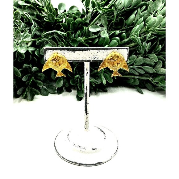 Vintage Gold-Tone Fish-Shaped Screw-Back Earrings - Picture 4 of 6